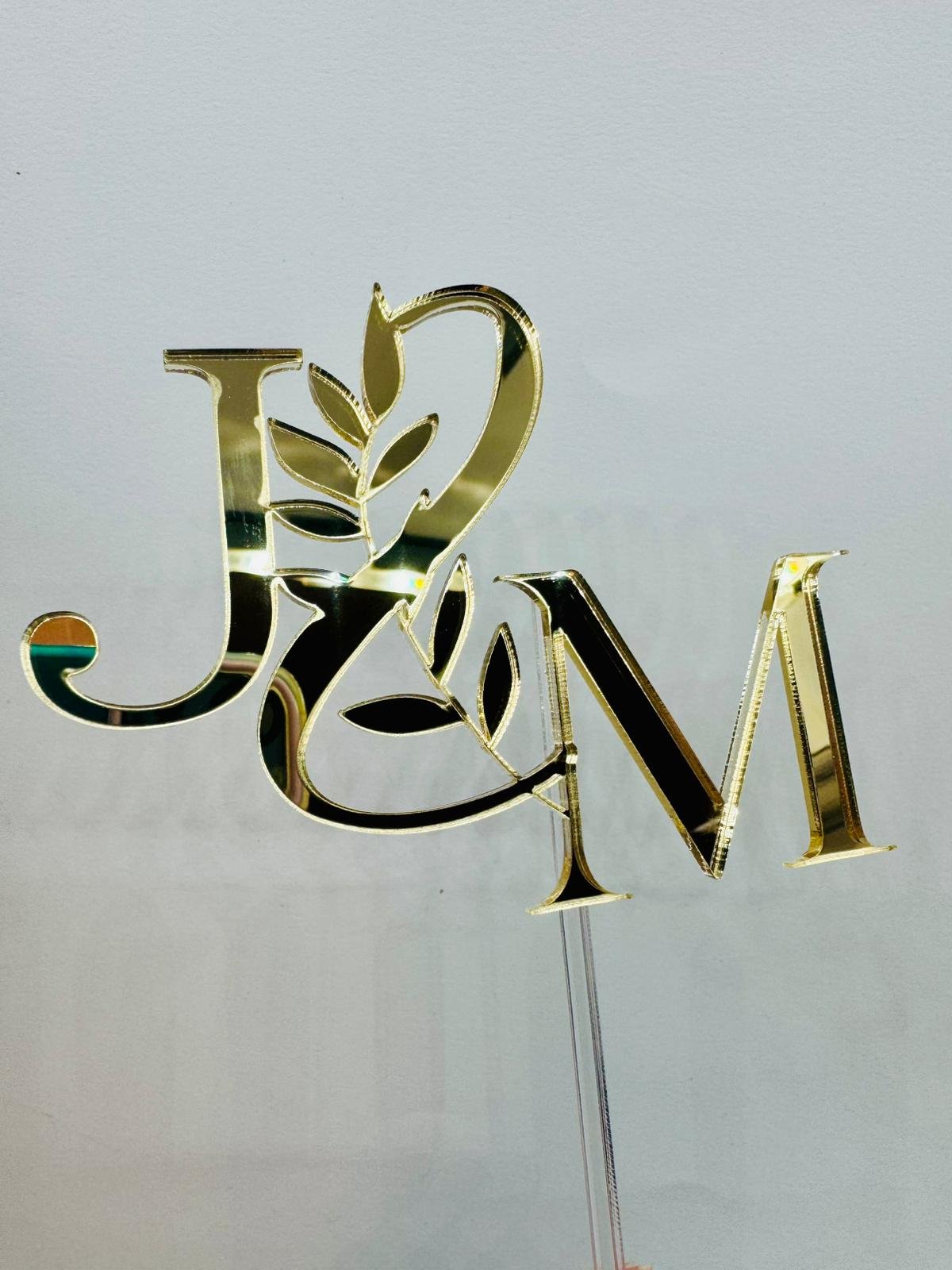 Topper en metacrilato iniciales & hojas